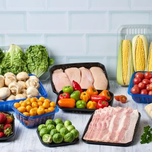 Bandeja multipropósito en PET 100% reciclado (RPET), ideal para exhibir cualquier tipo de alimento. Su diseño de alta resistencia resalta la frescura y mejora la presentación en el punto de venta.